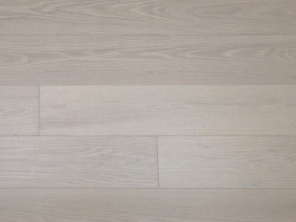 Engineered European Oak Antenne Hardwood Flooring neutral color 4:3 ar closeup